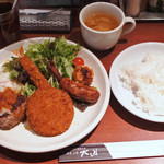 肉の大山 - ちびつぬは、盛り合せランチプレート　900円。
