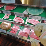 肉の大山 - 店内は食肉店とレストランが併設。
      入ってすぐのところには美味しそうなお肉がいっぱい
      並んだショーケースが。
      
      ちびつぬ「お肉、お肉♪」
      