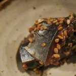 酒盃 - アジのヅケに白ごま