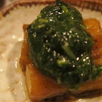 酒盃 - ゴボウの煮物にモロヘイヤソース