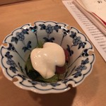 鮨 ENJI - お通し（カツオ？としいたけと小松菜）