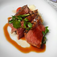 ジンジャーズビーチ - 肉料理：サーロイングリル～ポルトソース～トリュフ香るマッシュポテト添え～
