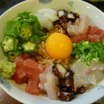 Izakayakappoutowa - スペシャル納豆丼（ご飯にかける納豆、オクラ、刺身、卵黄など）