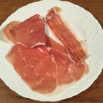 エディアールベーカリー - 左 Prosciutto di San Daniele  右 Jamón de bellota ibérico。bellota