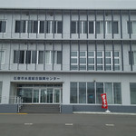 石巻市水産総合振興センター1階にあります。