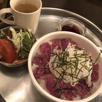 ビストロひつじや - レアーステーキ丼@680円