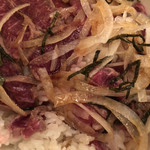 ビストロひつじや - レアーステーキ丼のアップ