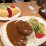 カフェレストランパセリ - オムライスを見ながらカレーを食べる