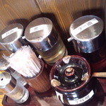 蔵出し味噌麺場彰膳 - 卓上には辛子味噌、ｺｼｮｳ、塩、ﾗｰ油、酢、醤油が置いてあり、店内禁煙。