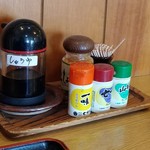 あしたば麺堀芳 - 卓上の調味料。七味唐辛子、一味唐辛子、山椒、柚子胡椒♪　さすが京都どすなあ♪