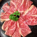 焼肉処 まるます家 - 牛カルビ♬︎  880円  一種類しかないけど…これは量も味もコスパ良いですね〜♡