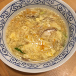 焼肉処 まるます家 - 中華スープ♬︎ ラー油が良いアクセント♡優しい塩ベースです...♪*ﾟ皆で、サッサと取り分けます(｡•̀ᴗ-)و ̑̑✧