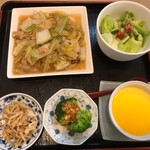 Chainizuteburufuuton - 本日ランチ税込1080円♤メインが白菜とおもちの干しえび炒め。。