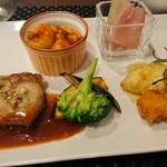 レストランHIRO - シェフおまかせプレートランチ1,400円の 肉、魚、ミニパスタ、前菜