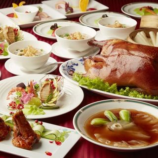 High-quality banquet course featuring Peking duck as the main dish