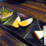 日本酒食堂 吟乃灯 - 燻製の三種盛り（鯖・卵・チーズ）¥580。