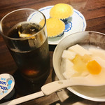 Chuugokushusai Chanchan - アイスコーヒーと中華風蒸しカステラと杏仁豆腐