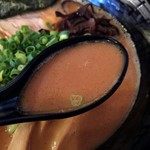 博多とんこつラーメン　しろひげ - 味噌ベースのスープ