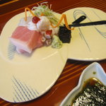 馳走なかむら - お造り 中トロ、鯒、蛸の湯引き。三枚の重ね団扇の器が素敵