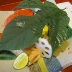 馳走なかむら - 短冊の下には、梶の葉。昔、七夕の句を書くのに使われた葉だとか