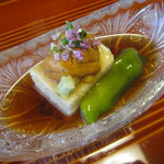 馳走なかむら - 突き出し おぼろ豆腐、雲丹、甘唐辛子