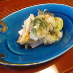 馳走なかむら - 揚物 海と波をイメージ出来る器が綺麗！鱧の大葉揚げ、鱧の肝、雪麗茸、塩が振られており、酢橘で
