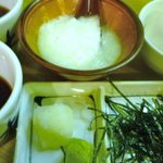 出石皿そば 花水木 - 付け汁と、生卵、とろろ、ネギ、海苔、わさび