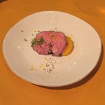 Spice&Dining KALA - 牛タンのオレンジソース様　低温調理された一品。
      強烈に美味しい1品。オレンジが爽やかです。