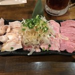 豚小家 - もつ刺し5点盛り ¥1200 （たん はつ はらみ はらみ がつ りんげる）
      
      山盛りネギ薬味、ポン酢ダレ、胡麻油塩ダレがついて楽しめます。