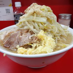 ラーメン二郎 - 野菜もまあまあ盛ってるね