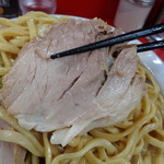 ラーメン二郎 - 実際はピンクがかったきれいな色でした