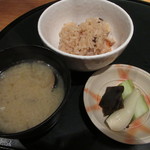 桔梗屋 - 炊込みご飯と味噌汁、香の物