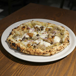 Motive Pizzeria E Caseificio - フンギ3種とイタリア産熟成ラルド☆