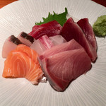 めしの助 - 1番上(大葉)そばのネタから、時計回りに、
      生キハダマグロ、鰹、鰤、サーモン、鰆、中央に黒鯛