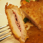 マゼランズ - 三元豚のカツレツ（チーズ入り）、粒マスタードソース