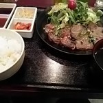 Kurogewagyu utabehoudai miyamotobokujou - カルビとハラミ定食