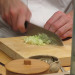 寿司つばさ - 葱を刻む店主