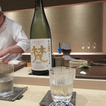 寿司つばさ - 置いてある日本酒を聞きながら