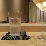 寿司つばさ - チェイサーの水はFUJI