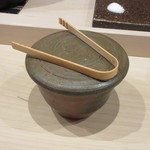 寿司つばさ - カウンターにガリの器