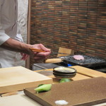 寿司つばさ - お弟子さん、炙ってます