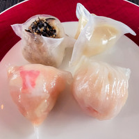 広東料理 センス - 飲茶：(左上から時計回りに)トリュフときのこの蒸し餃子、帆立の蒸し餃子、海老入り蒸し餃子、たらば蟹と海老のクリスタル蒸し餃子