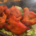 行徳ビリヤーニーハウス - ジュウジュウの鉄板。野菜の上に乗せて供されます。