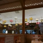 天津飯店 - 蓮のランタンが空中に