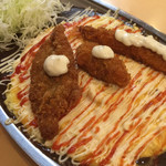 金沢ロイヤルカレー創 - ハントンカレーのアップ。カレーのうえに玉子焼きと魚介系のフライ