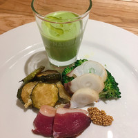 セミーナ - 前菜盛り合わせ。
                上がアスパラのムース、左がズッキーニのスカペーチェ、右がブロッコリーとタコのマリネ、下が鴨ハムです！！
                鴨の横にある粒々の名前、どなたかわかる人いないでしょうか？？
