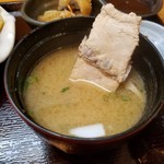 居酒屋 肴ぴ - 魚のアラの入ったお味噌汁