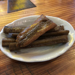 駕籠休み - どんどん太くなっている鬼倉ゴボー。上に乗ってる人参は半割りです。