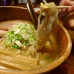 拉麺酒房 熊人 - 味噌拉麺　極太！刀削麺にウェーブかけた感じ