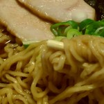 拉麺酒房 熊人 - 醤油拉麺 確りウェーブの麺